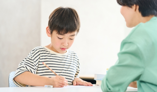 勉強をする男の子