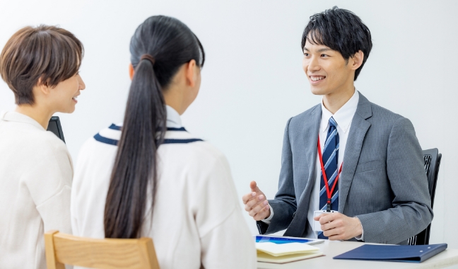 親子で講師と面談をする様子