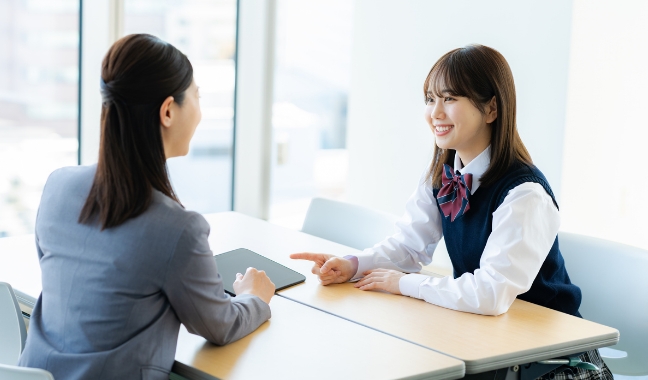 個別相談をする生徒と講師