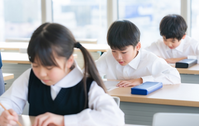 宿題をする小学生