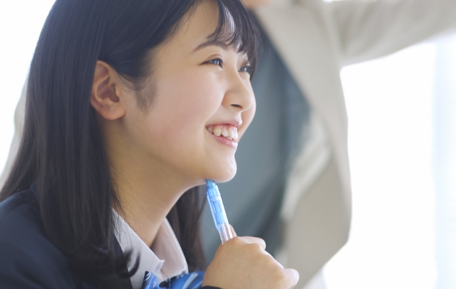 笑顔の女子中学生