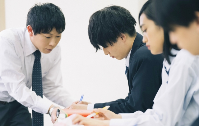 講師が生徒に勉強を教えている様子