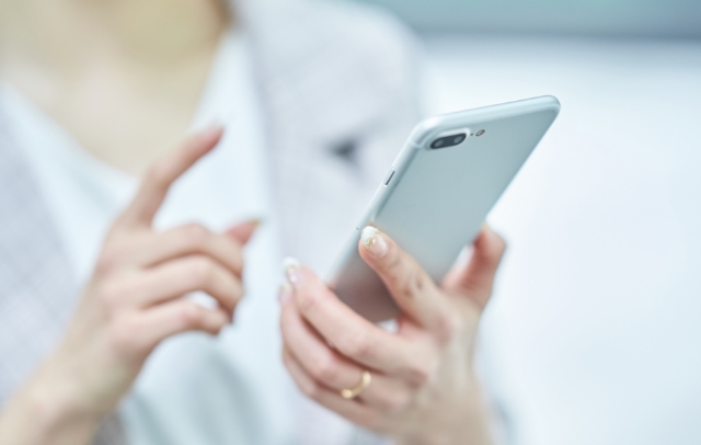 スマホを操作する女の人