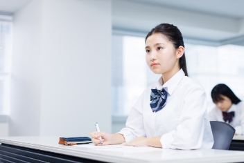 勉強をする高校生