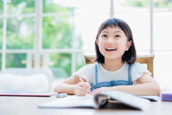 宿題をする小学生