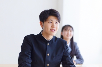 授業を受ける中学生