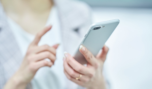 スマホを操作する女の人