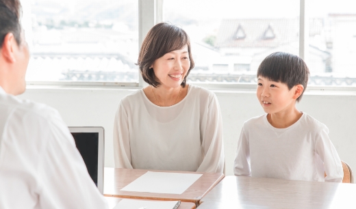 親子でヒアリングを受けている様子